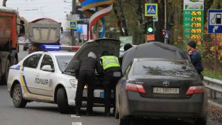Полиция массово испытывает въезжающие в Киев автомобили. На КП образовались километровые пробки