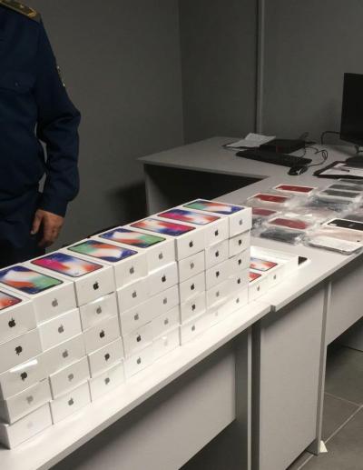 В Одессе на таможне застопорили парня, какой пробовал ввезти из Турции 42 новехоньких iPhone X