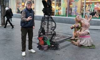 Во Львове у магазина Roshen безвестные вандалы сожгли игрушечных зайчиков