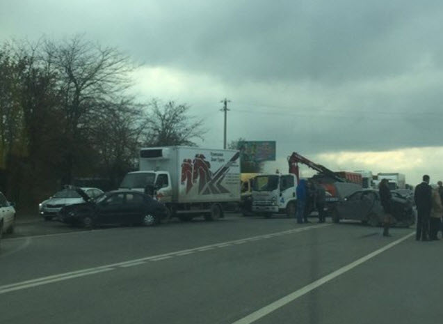 На выезде из Симферополя столкнулись пять машин, а под Керчью иномарка "нырнула" в яму [фото]