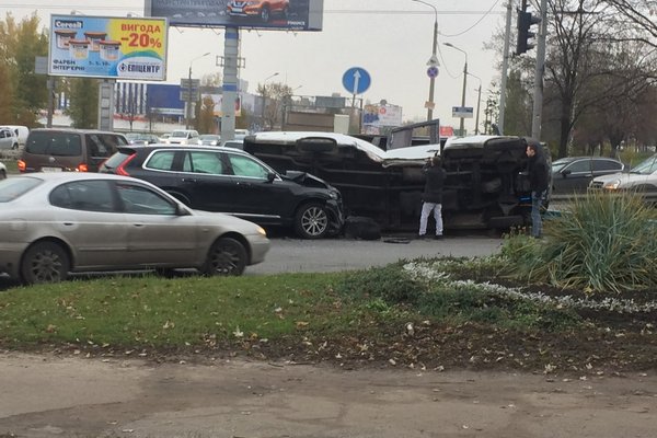 В Киеве перевернулась маршрутка с пассажирами(фото)