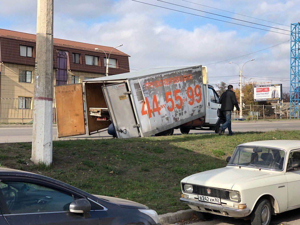 В Севастополе переворотился грузовик, а в Симферополе на ходу развалился фура [фото]
