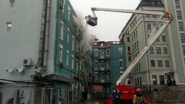 В Киеве на Жилянской пламенеет дом, людей эвакуируют(фото)