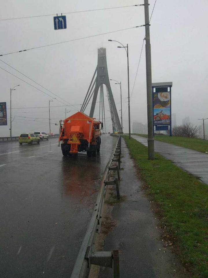 Из-за аховый погоды в Киеве взялись припорошить стези солью