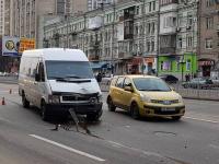 В Киеве пожилой дядька спровоцировал тройное ДТП(фото)