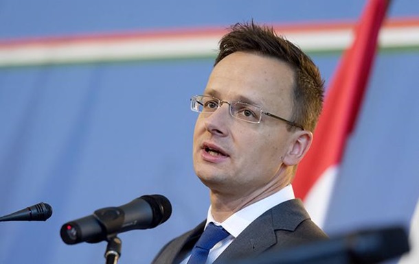 Венгрия требует расследования инцидента с флагом