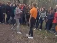 На Херсонщине школьники засняли на видео "бои без правил" между девушками-подростками
