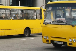 В Киеве маршрутка придавила бабу к троллейбусу, сломав ей ребра и проколотив легкое
