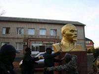 В Одесской области снесли "золотой" монумент Ленину(фото)