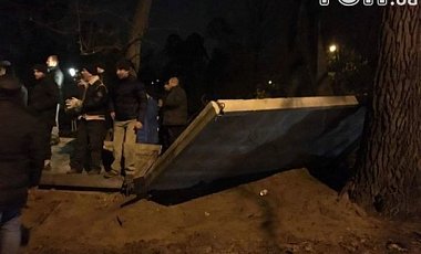 В Киеве приключилась баталия из-за застройки в сквере