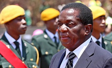 В Зимбабве Мугабе отстранили с поста главы верховодящей партии