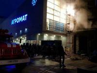 В Киеве пламенел недострой, стоящий вплотную к торгашескому центру(фото)
