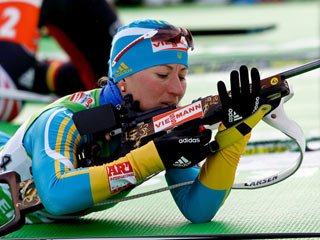 Норвежские биатлонисты выиграли смешанную эстафету на первом этапе КМ; украинцы – десятые