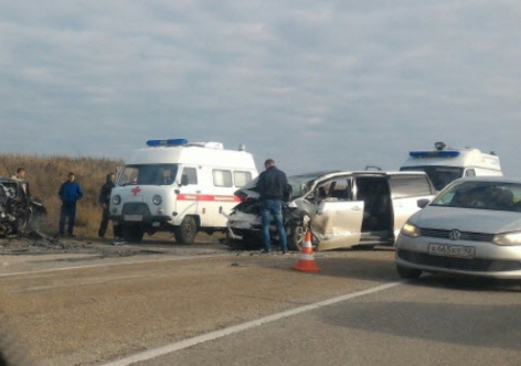 В трагедии на крымской дороге разбита "Лада" - погибли люди [фото]