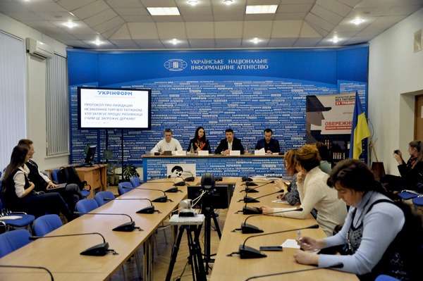 Народні депутати України Ганна Гопко та Ігор Луценко наголосили на потребі ратифікувати міжнародний Протокол про ліквідацію незаконної торгівлі тютюновими виробами