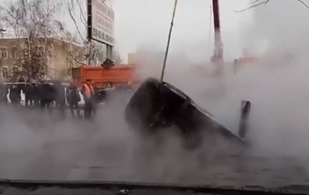 В РФ авто с беременной провалилось в яму с кипятком