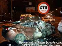 В Киеве в столкновении легковушек около моста Патона умер шофер(фото)