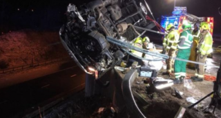 В Британии полицейский держал сорвавшийся с моста фургон до прибытия спасателей