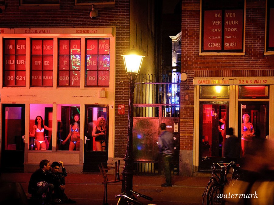 Жрицы любви в Амстердаме покинут Квартал бардовых фонарей?
