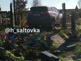 В Харькове некий «святоша» устроил погром на кладбище. Возникло видео