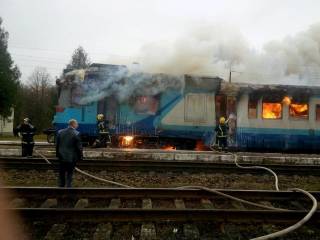 Под Ровно зажегся поезд с пассажирами. Один из вагонов выгорел до тла
