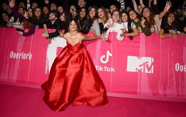 Певица Камила Кабельо получила три награды MTV