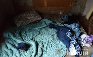 У безработной киевлянки отобрали деток, которые дремали на полу и нигде не учились