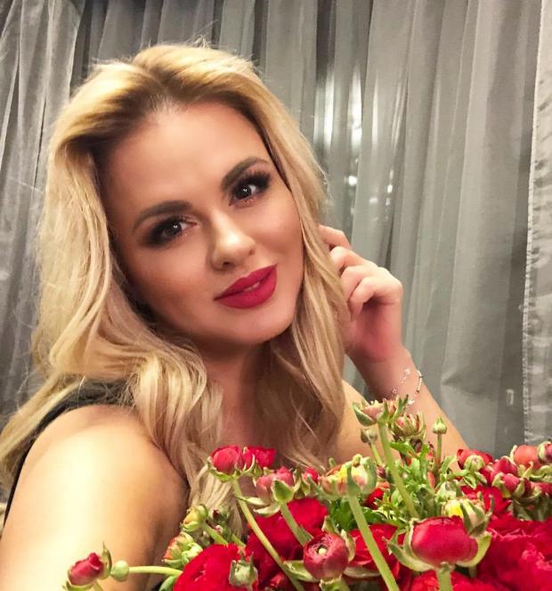 Анна Семенович на кожаном диване сверкнула красотой: певица заговорила о женском IQ